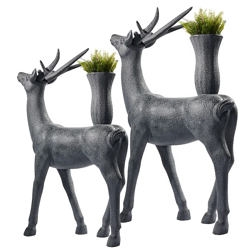 Gardening Tools Sketch - Escultura de veado em fibra de
