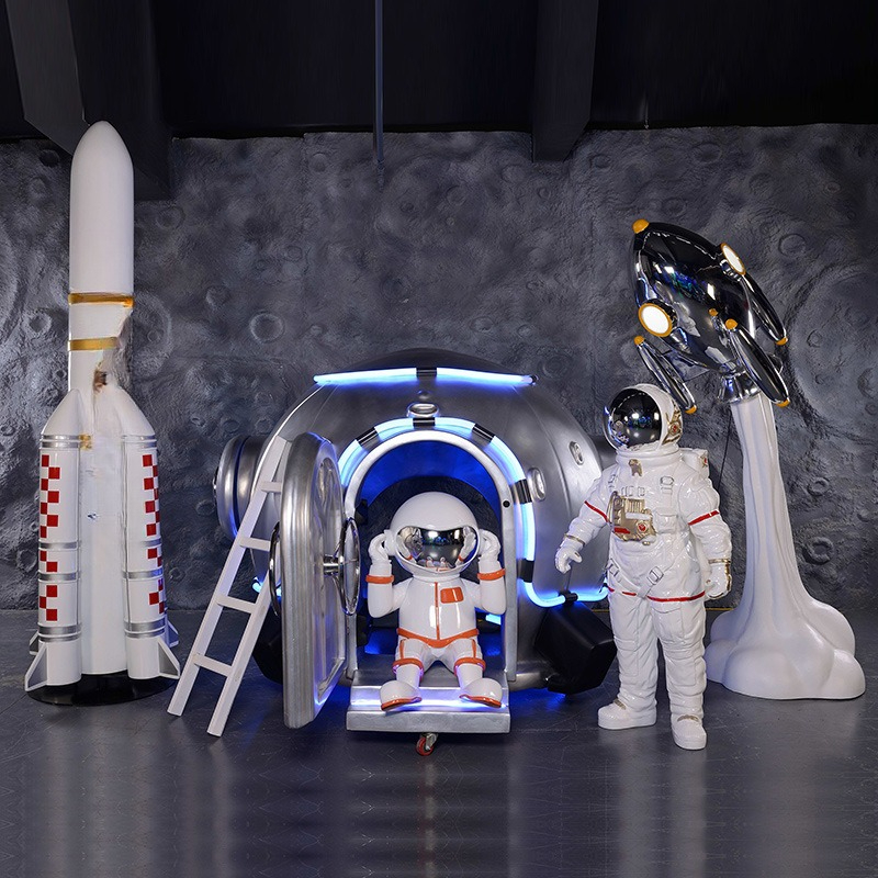 Astronauta luminoso estação es - Gardening Tools Sketch avaliação e preço